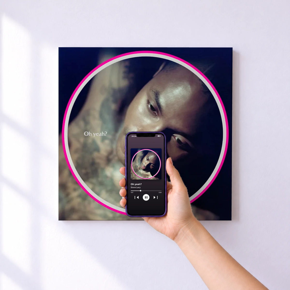Affiche connectée Oh yeah? de Steve Lacy au mur : l'album se lance en approchant le téléphone