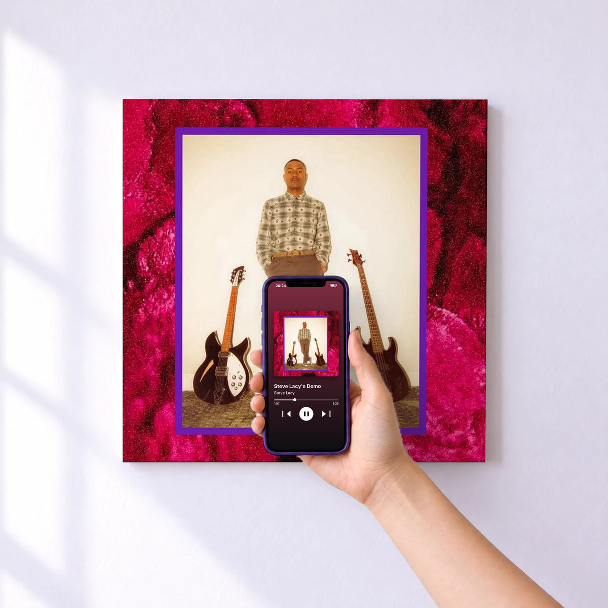 Affiche connectée Steve Lacy's Demo de Steve Lacy au mur : l'album se lance en approchant le téléphone