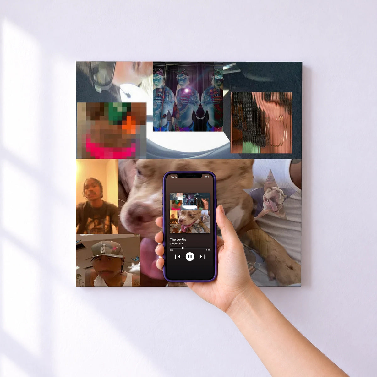 Affiche connectée The Lo-Fis de Steve Lacy au mur : l'album se lance en approchant le téléphone
