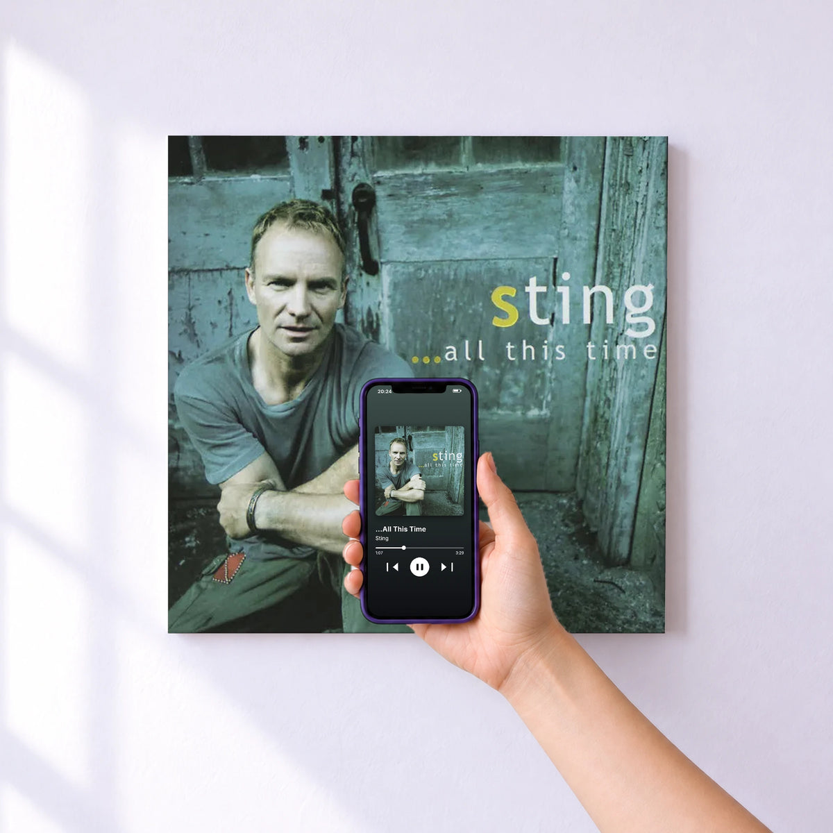 Affiche connectée ...All This Time de Sting au mur : l'album se lance en approchant le téléphone