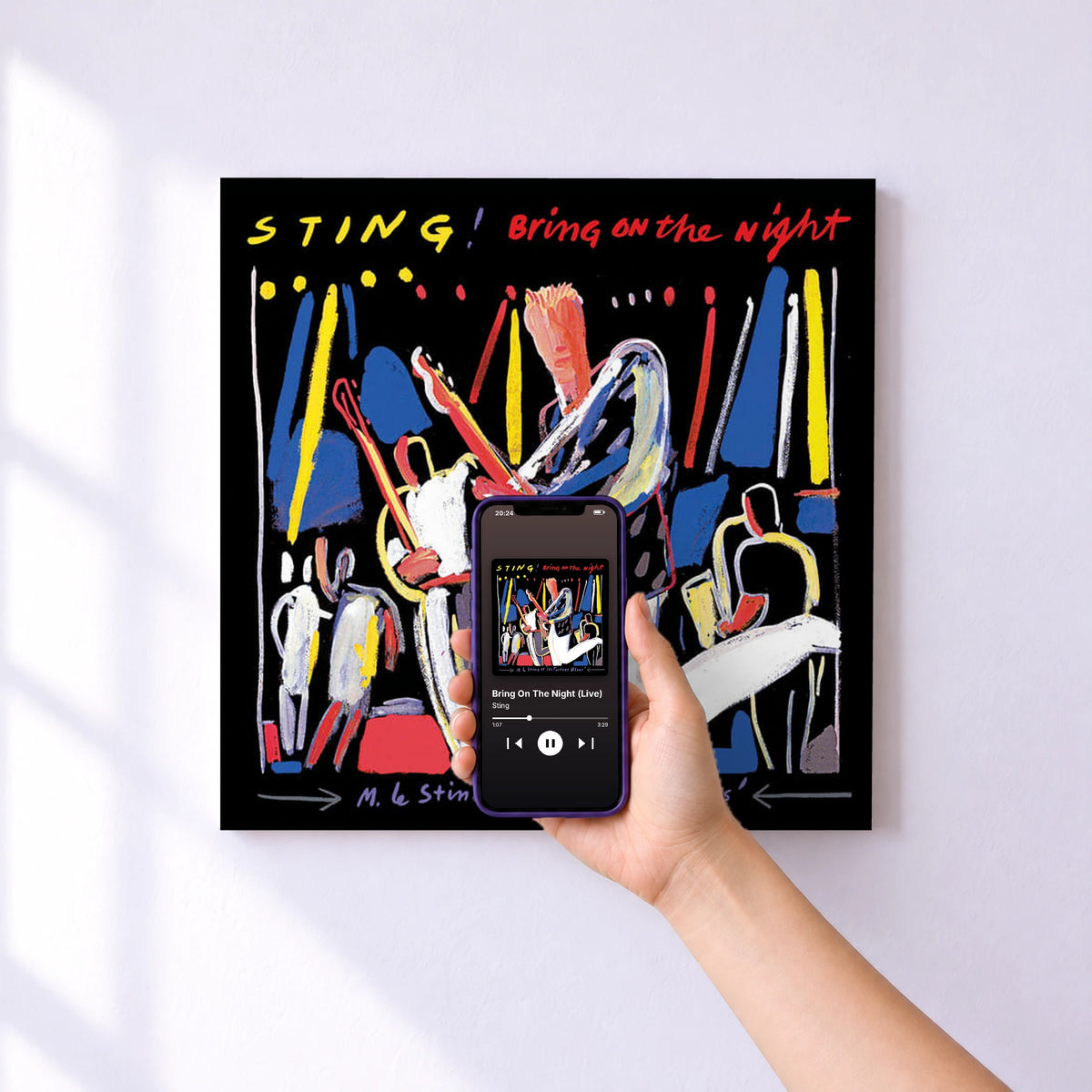Affiche connectée Bring On The Night (Live) de Sting au mur : l'album se lance en approchant le téléphone