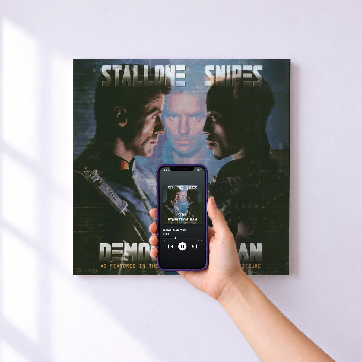 Affiche connectée Demolition Man de Sting au mur : l'album se lance en approchant le téléphone