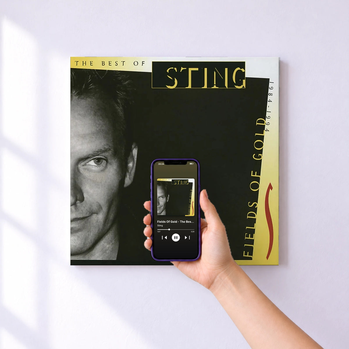 Affiche connectée Fields Of Gold - The Best Of Sting 1984 - 1994 de Sting au mur : l'album se lance en approchant le téléphone