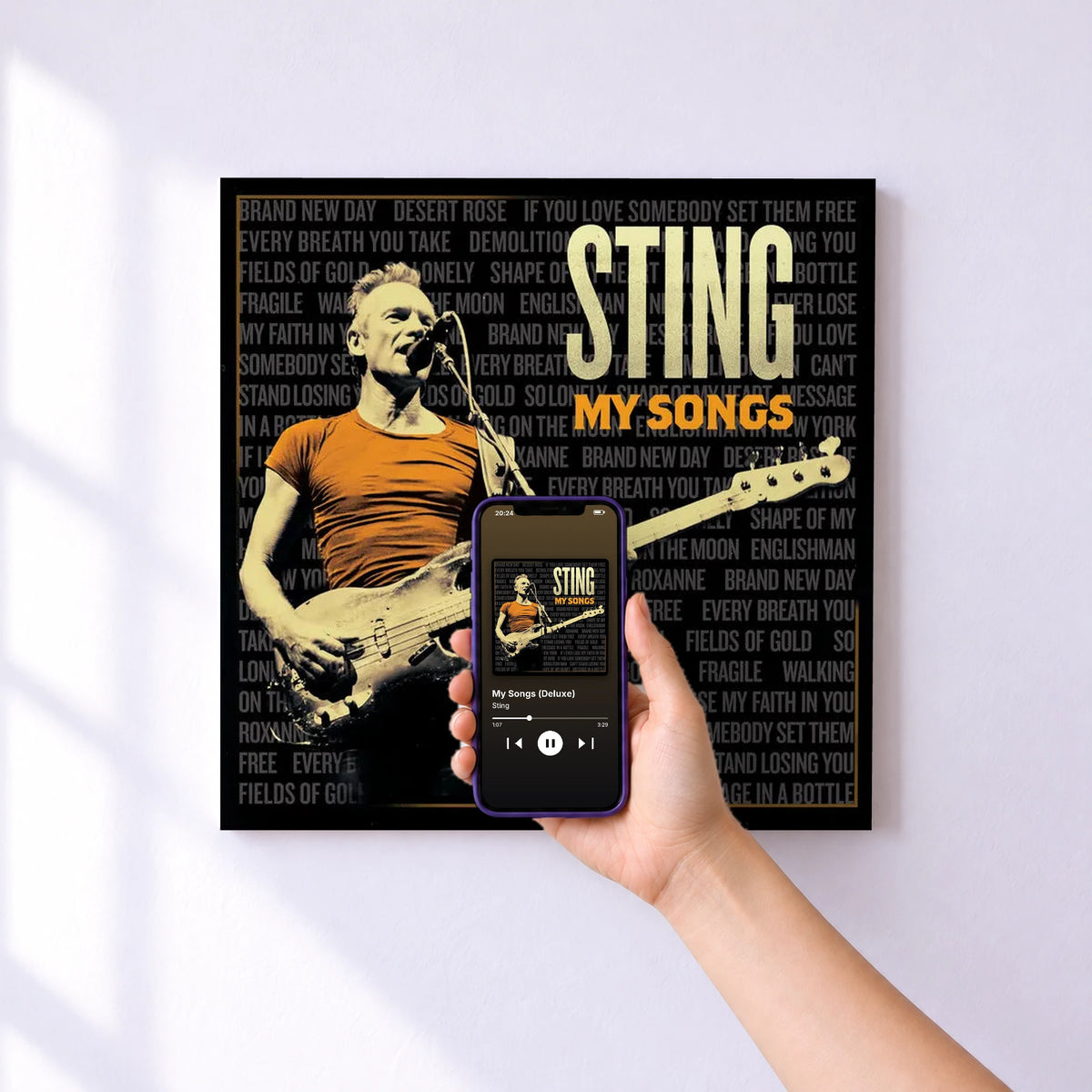 Affiche connectée My Songs (Deluxe) de Sting au mur : l'album se lance en approchant le téléphone