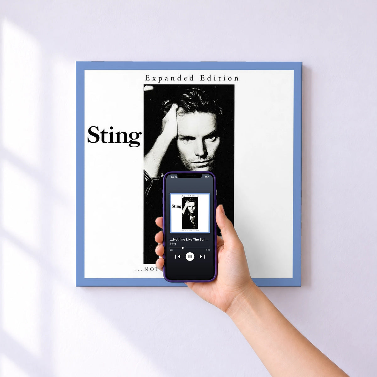 Affiche connectée ...Nothing Like The Sun (Expanded Edition) de Sting au mur : l'album se lance en approchant le téléphone