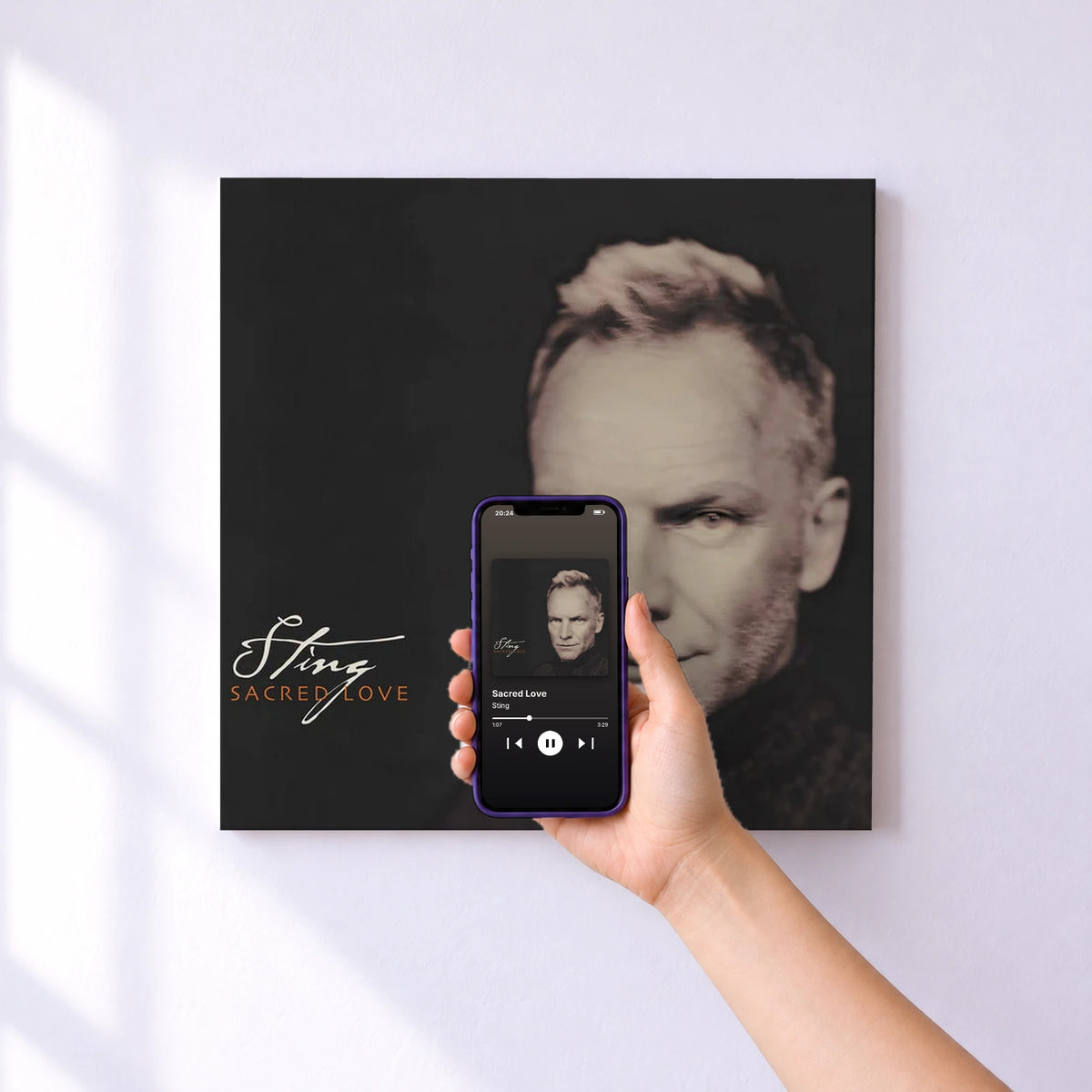 Affiche connectée Sacred Love de Sting au mur : l'album se lance en approchant le téléphone