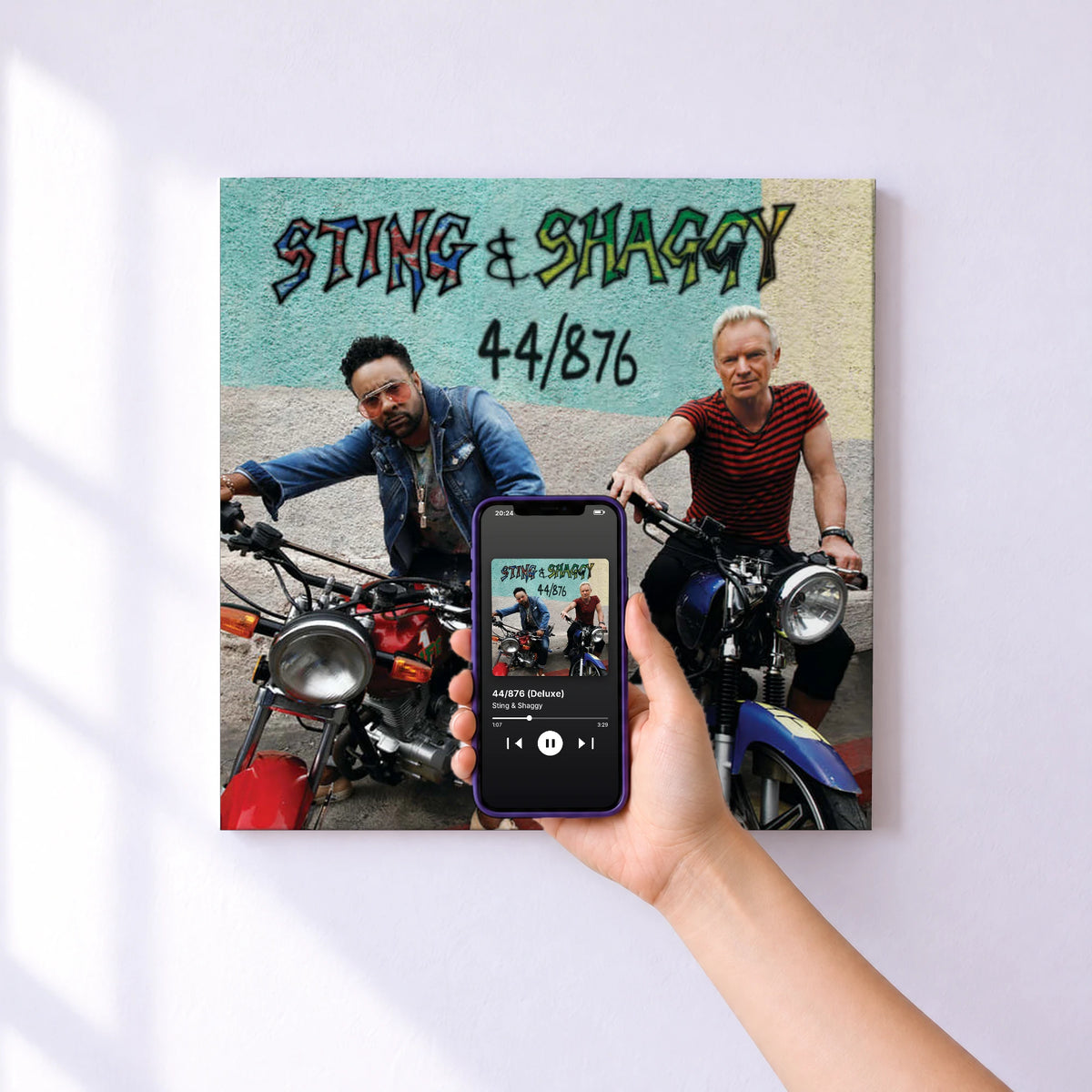 Affiche connectée 44/876 (Deluxe) de Sting & Shaggy au mur : l'album se lance en approchant le téléphone