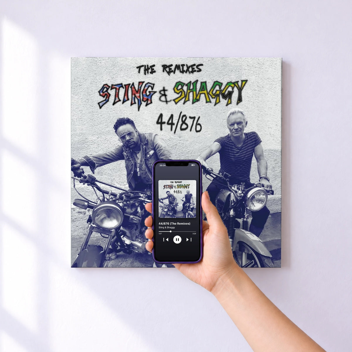 Affiche connectée 44/876 (The Remixes) de Sting & Shaggy au mur : l'album se lance en approchant le téléphone