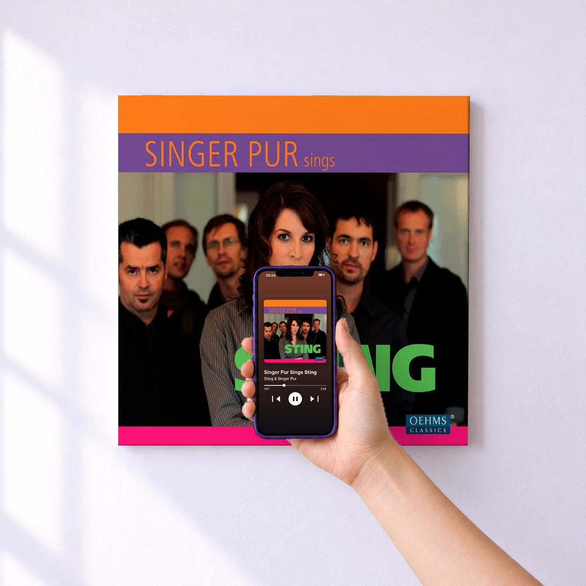 Affiche connectée Singer Pur Sings Sting de Sting & Singer Pur au mur : l'album se lance en approchant le téléphone