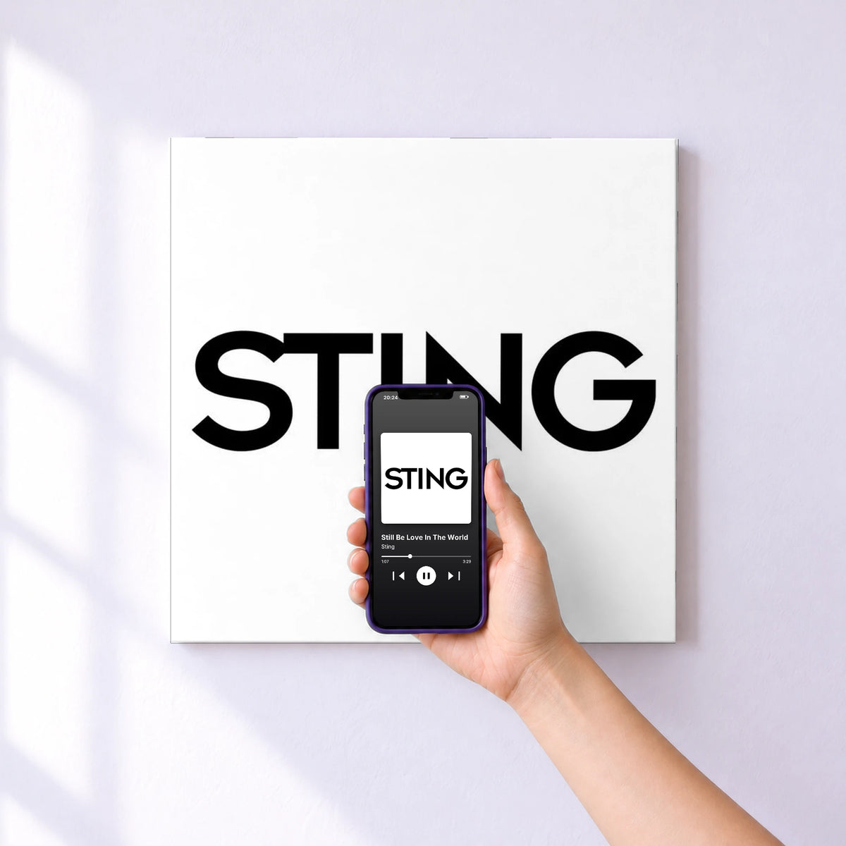 Affiche connectée Still Be Love In The World de Sting au mur : l'album se lance en approchant le téléphone