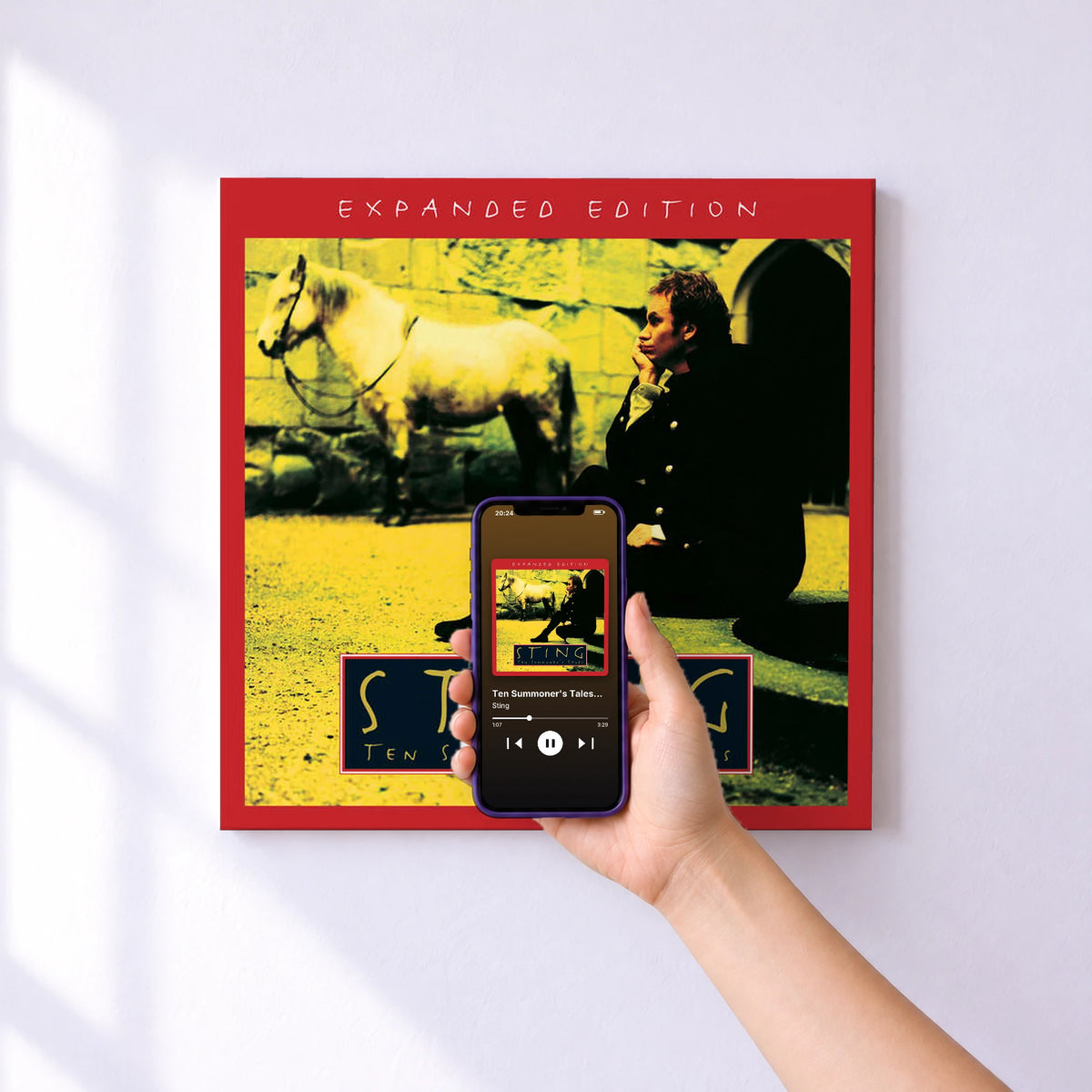 Affiche connectée Ten Summoner's Tales (Expanded Edition) de Sting au mur : l'album se lance en approchant le téléphone