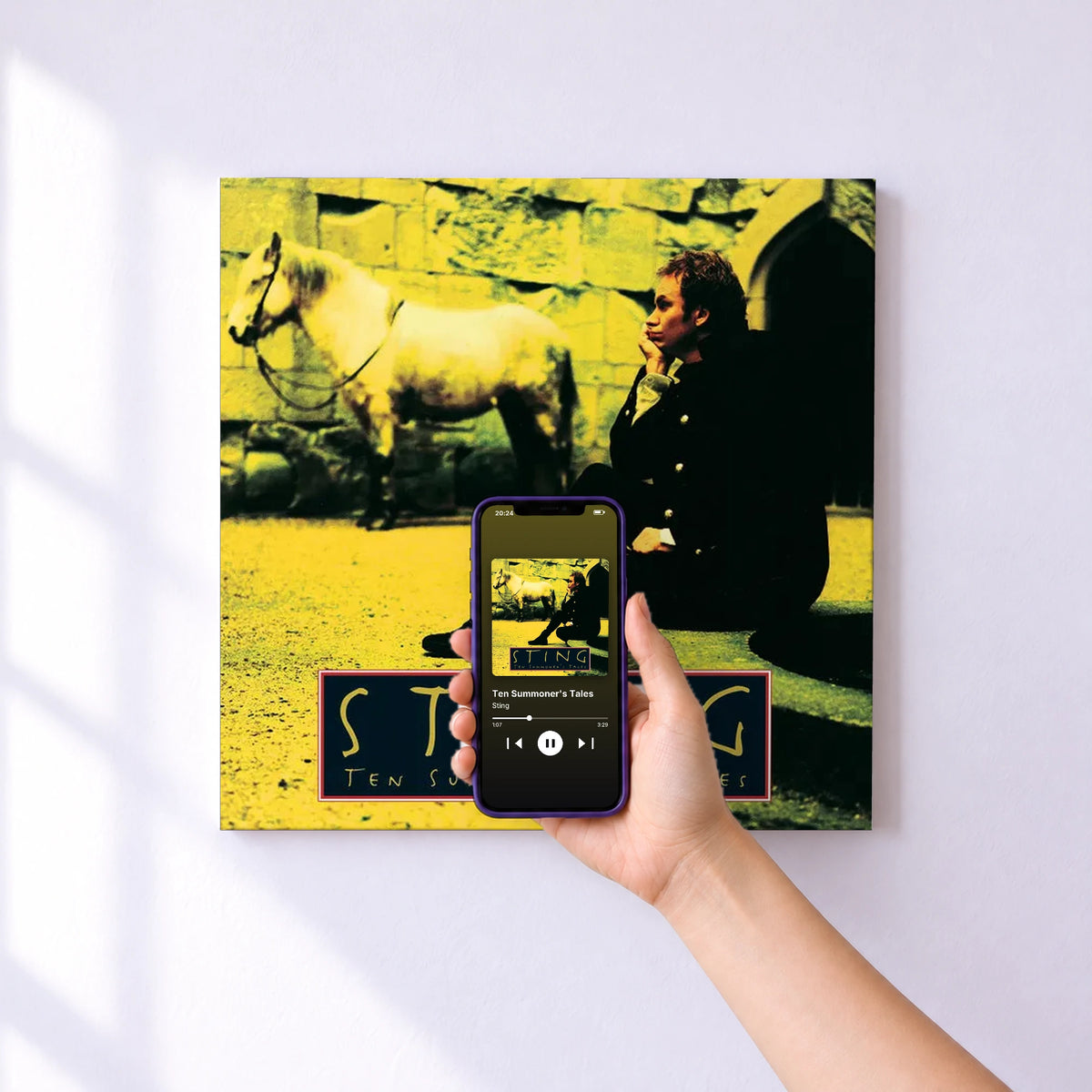Affiche connectée Ten Summoner's Tales de Sting au mur : l'album se lance en approchant le téléphone