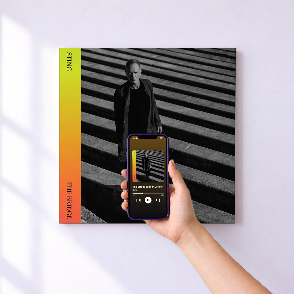 Affiche connectée The Bridge (Super Deluxe) de Sting au mur : l'album se lance en approchant le téléphone