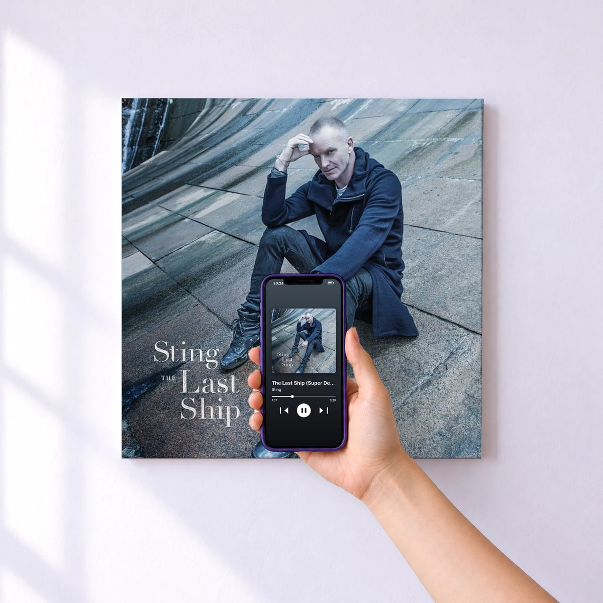Affiche connectée The Last Ship (Super Deluxe) de Sting au mur : l'album se lance en approchant le téléphone