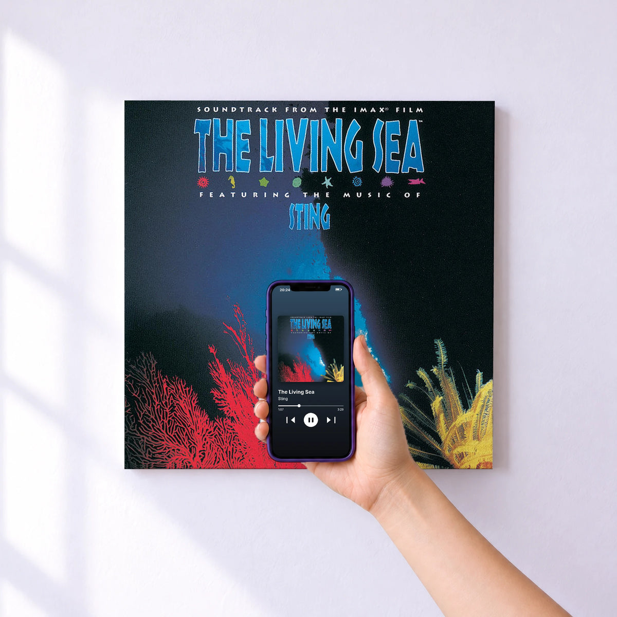 Affiche connectée The Living Sea de Sting au mur : l'album se lance en approchant le téléphone