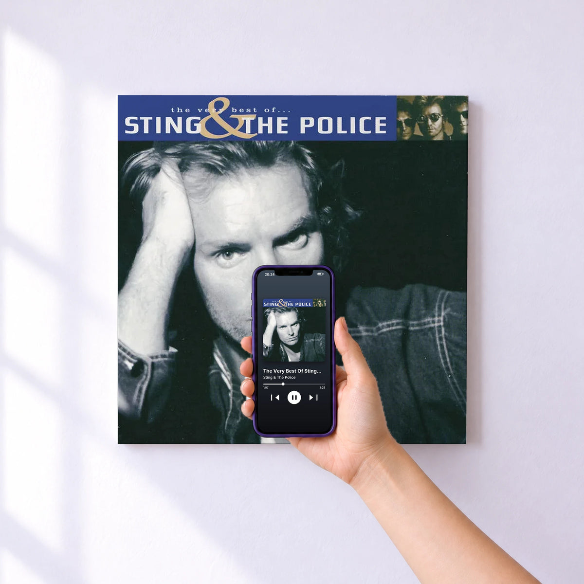 Affiche connectée The Very Best Of Sting And The Police de Sting & The Police au mur : l'album se lance en approchant le téléphone