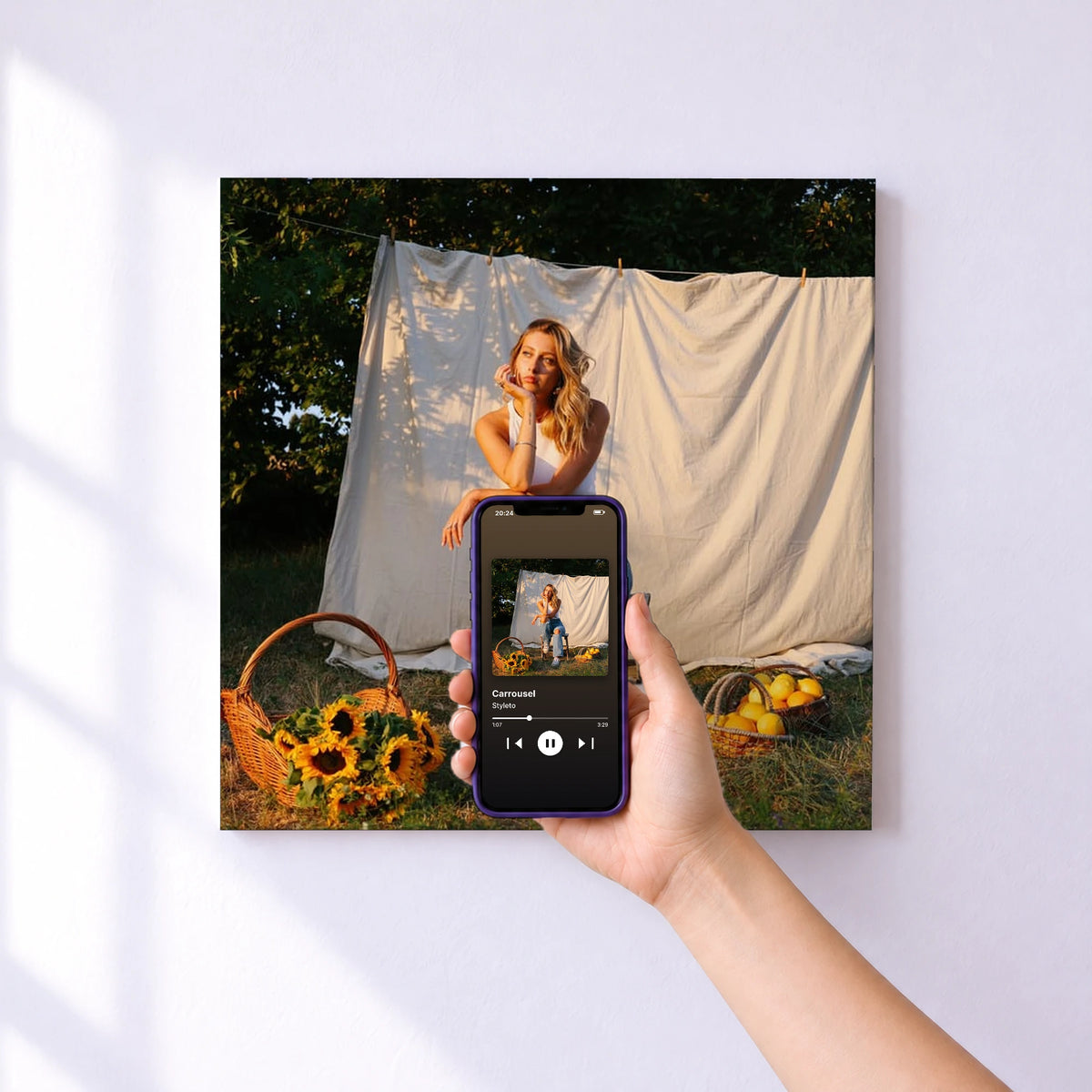 Affiche connectée Carrousel de Styleto au mur : l'album se lance en approchant le téléphone