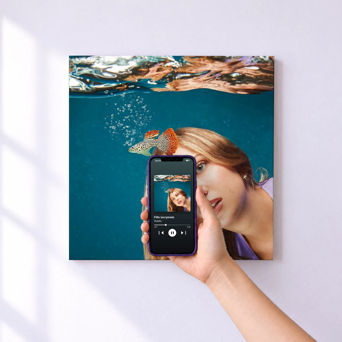 Affiche connectée Fille lacrymale de Styleto au mur : l'album se lance en approchant le téléphone