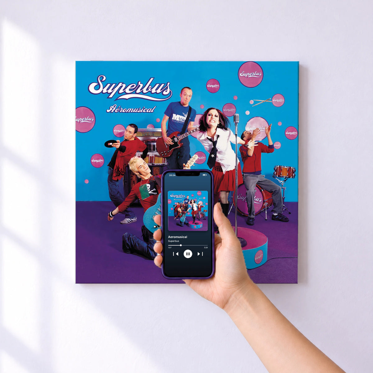 Affiche connectée Aeromusical de Superbus au mur : l'album se lance en approchant le téléphone