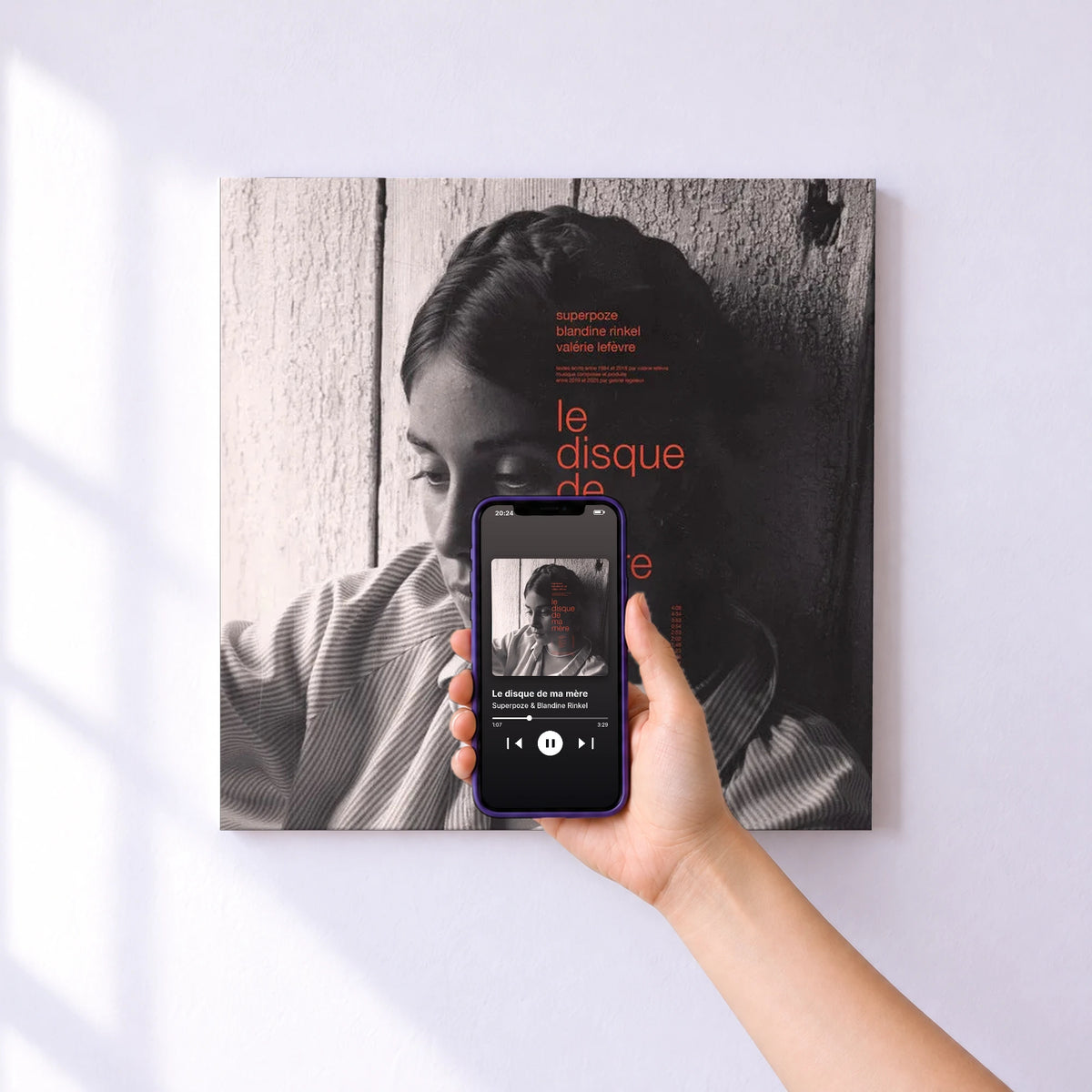 Affiche connectée Le disque de ma mère de Superpoze & Blandine Rinkel au mur : l'album se lance en approchant le téléphone