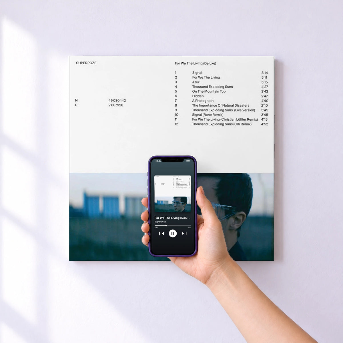Affiche connectée For We The Living (Deluxe) de Superpoze au mur : l'album se lance en approchant le téléphone