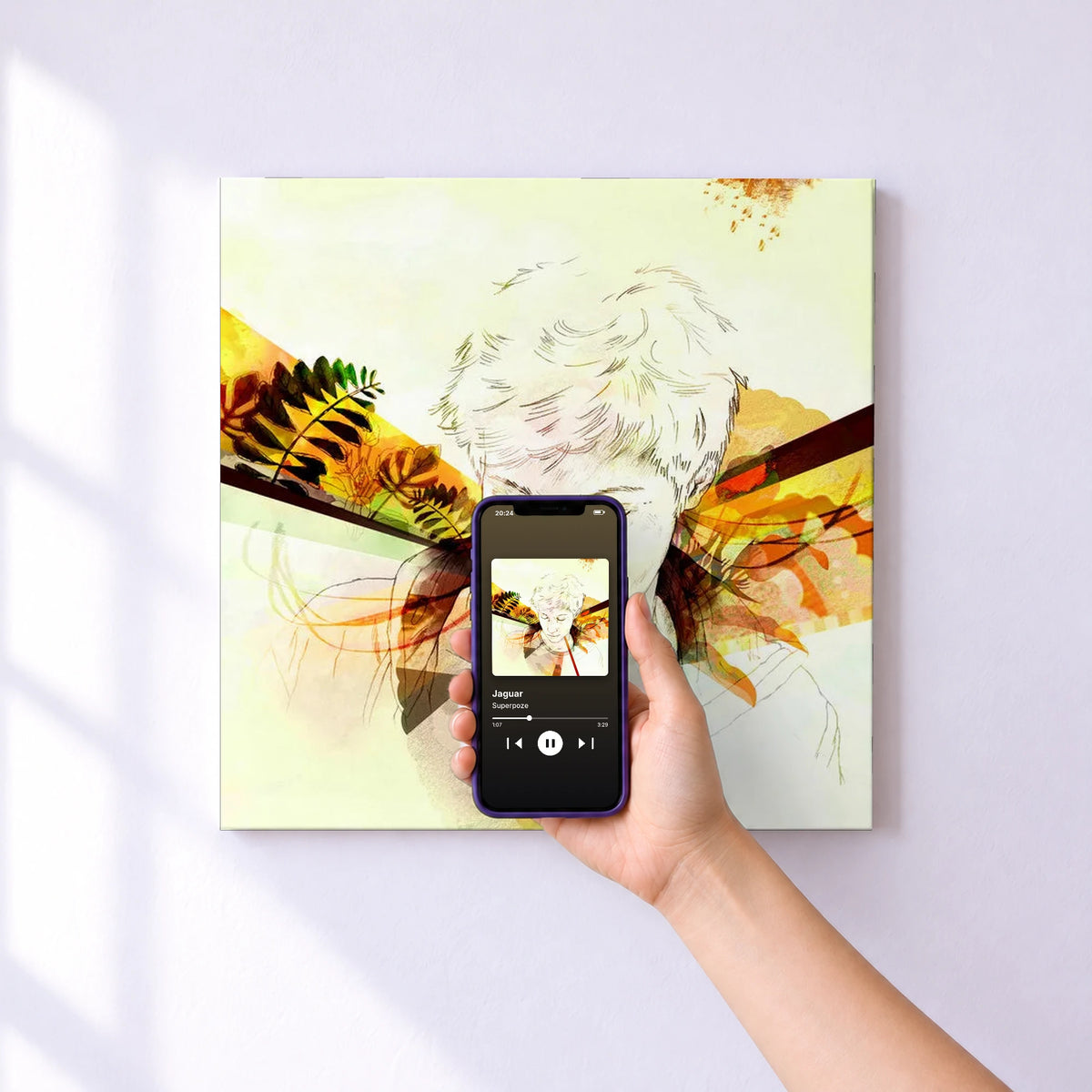 Affiche connectée Jaguar de Superpoze au mur : l'album se lance en approchant le téléphone
