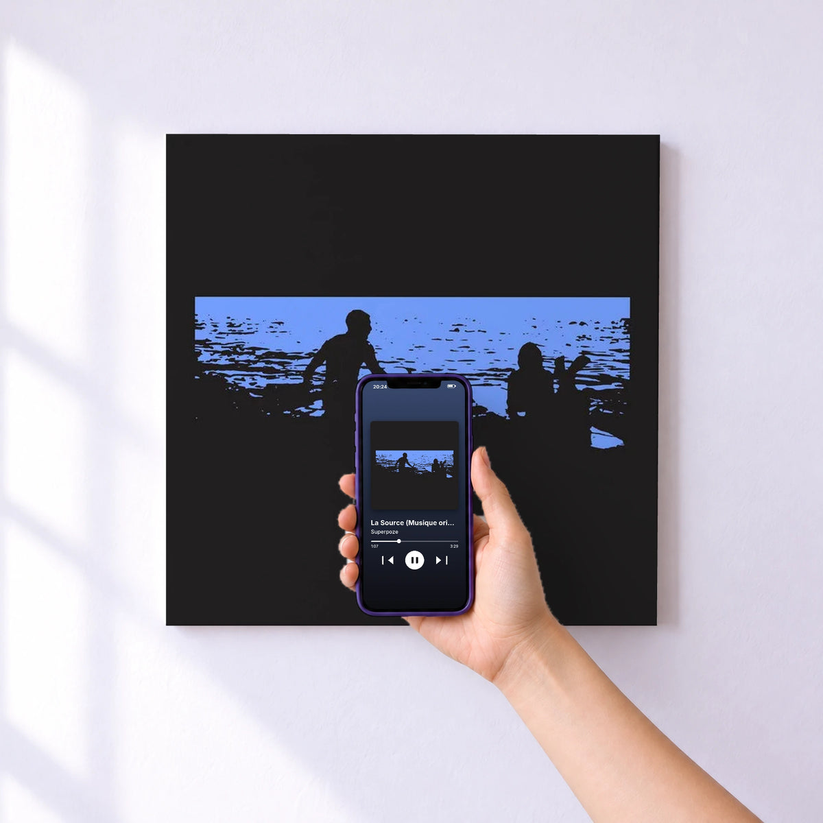 Affiche connectée La Source (Musique originale du film) de Superpoze au mur : l'album se lance en approchant le téléphone