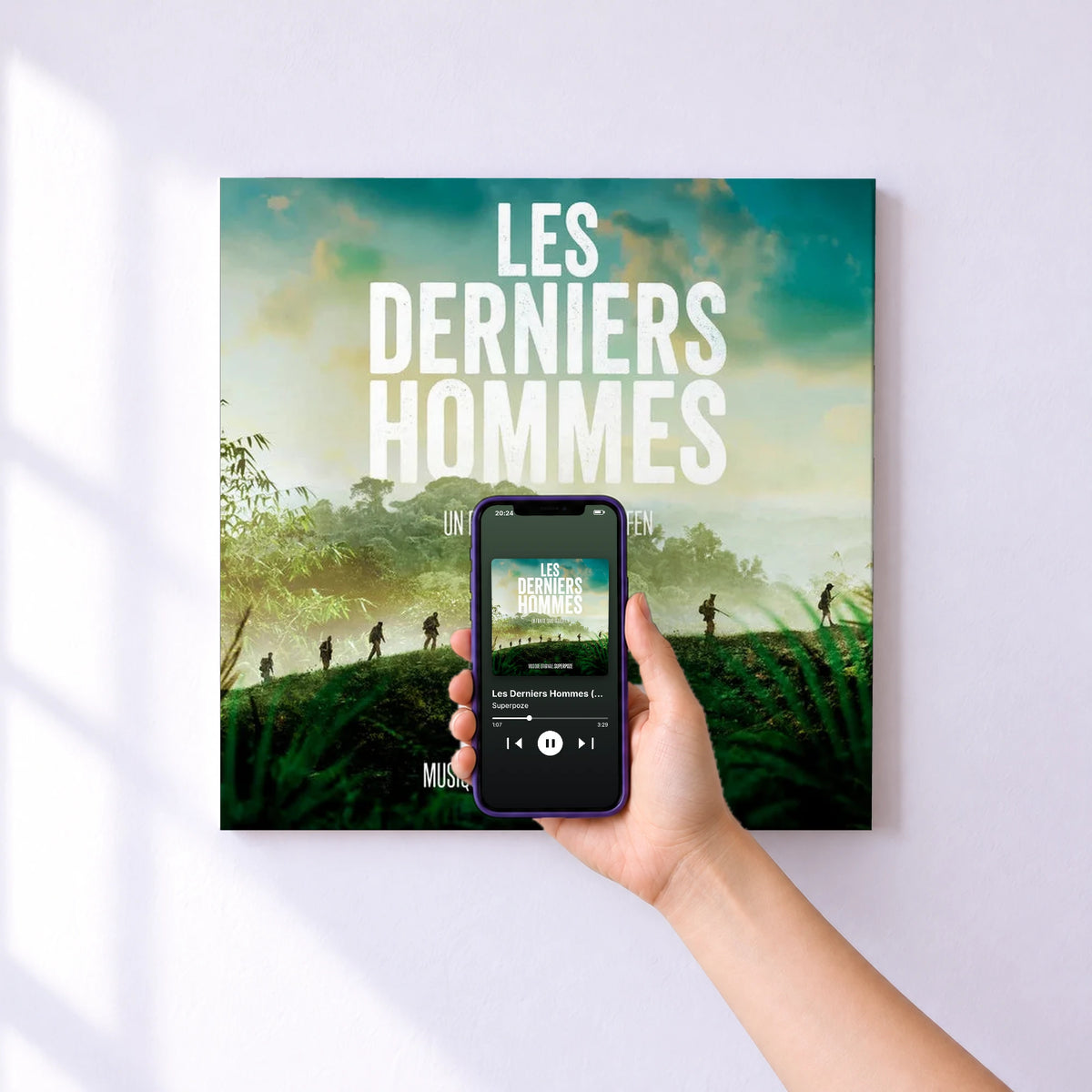 Affiche connectée Les Derniers Hommes (Bande originale du film) de Superpoze au mur : l'album se lance en approchant le téléphone