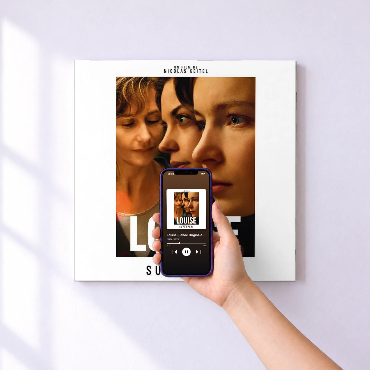 Affiche connectée Louise (Bande Originale du Film) de Superpoze au mur : l'album se lance en approchant le téléphone