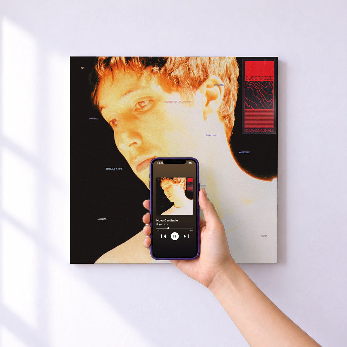 Affiche connectée Nova Cardinale de Superpoze au mur : l'album se lance en approchant le téléphone