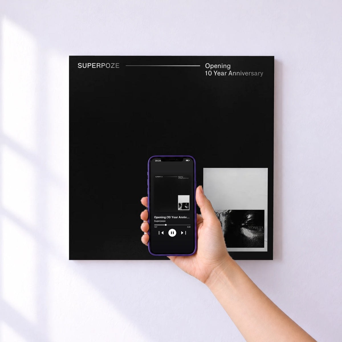 Affiche connectée Opening (10 Year Anniversary) de Superpoze au mur : l'album se lance en approchant le téléphone