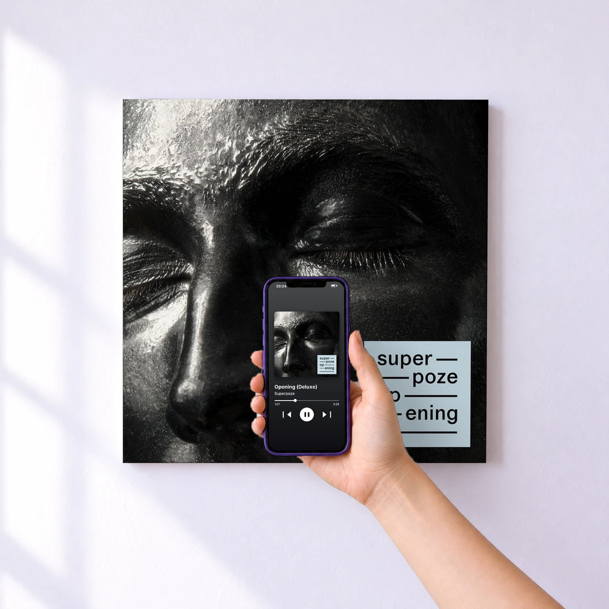 Affiche connectée Opening (Deluxe) de Superpoze au mur : l'album se lance en approchant le téléphone