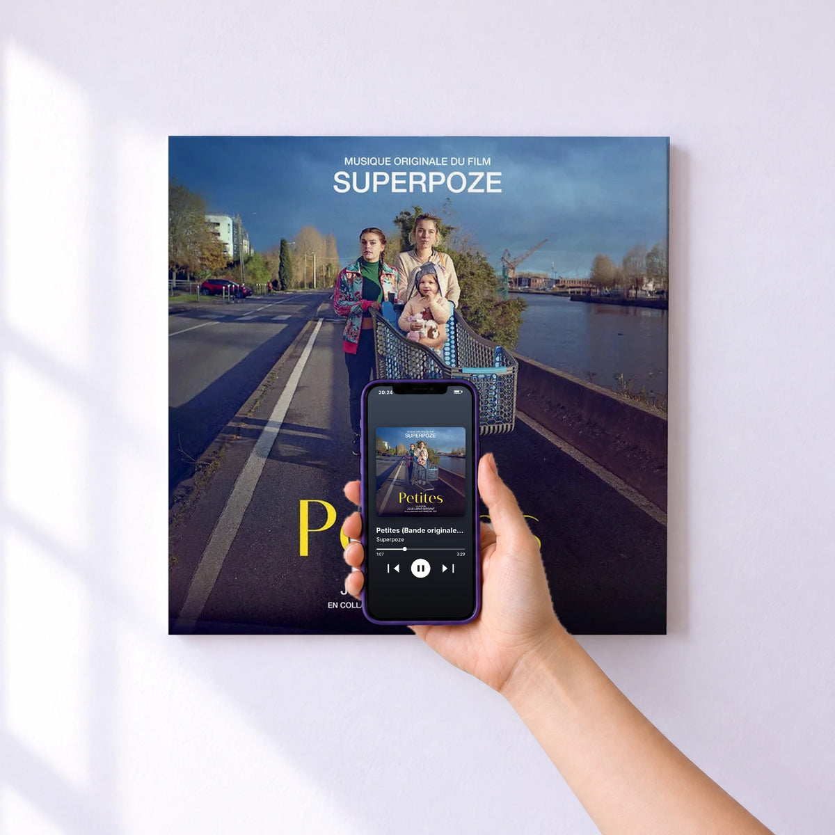 Affiche connectée Petites (Bande originale du film) de Superpoze au mur : l'album se lance en approchant le téléphone
