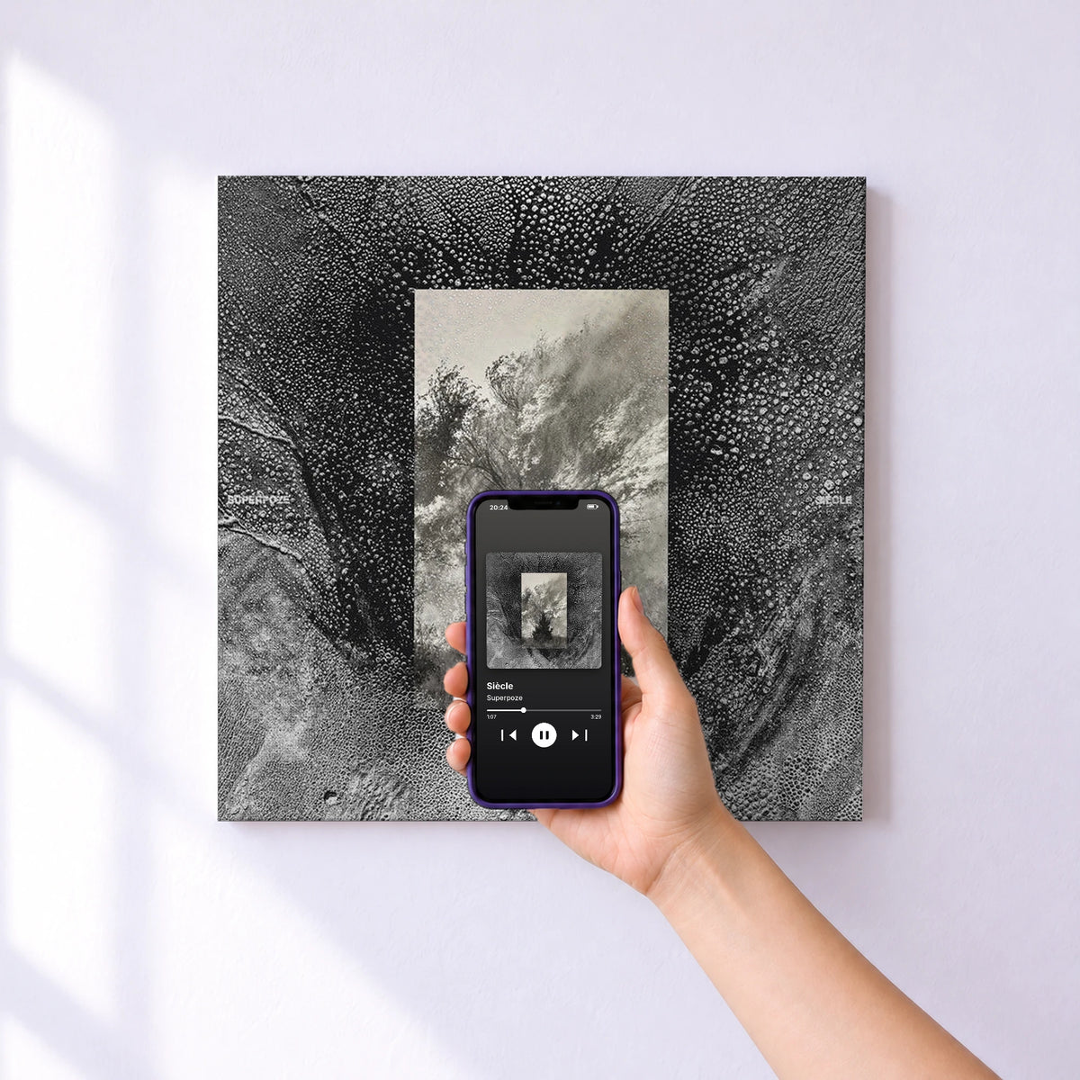 Affiche connectée Siècle de Superpoze au mur : l'album se lance en approchant le téléphone