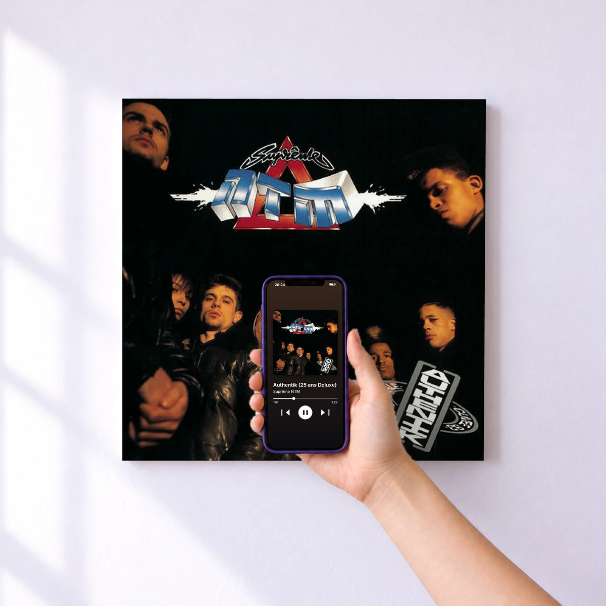 Affiche connectée Authentik (25 ans Deluxe) de Suprême NTM au mur : l'album se lance en approchant le téléphone