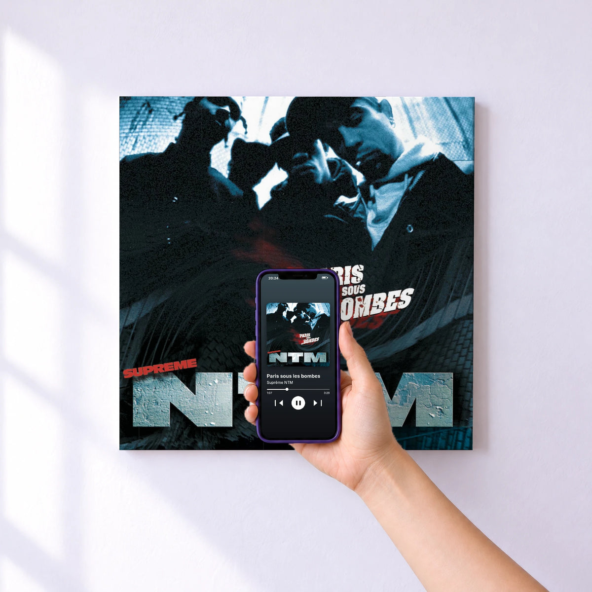 Affiche connectée Paris sous les bombes de Suprême NTM au mur : l'album se lance en approchant le téléphone