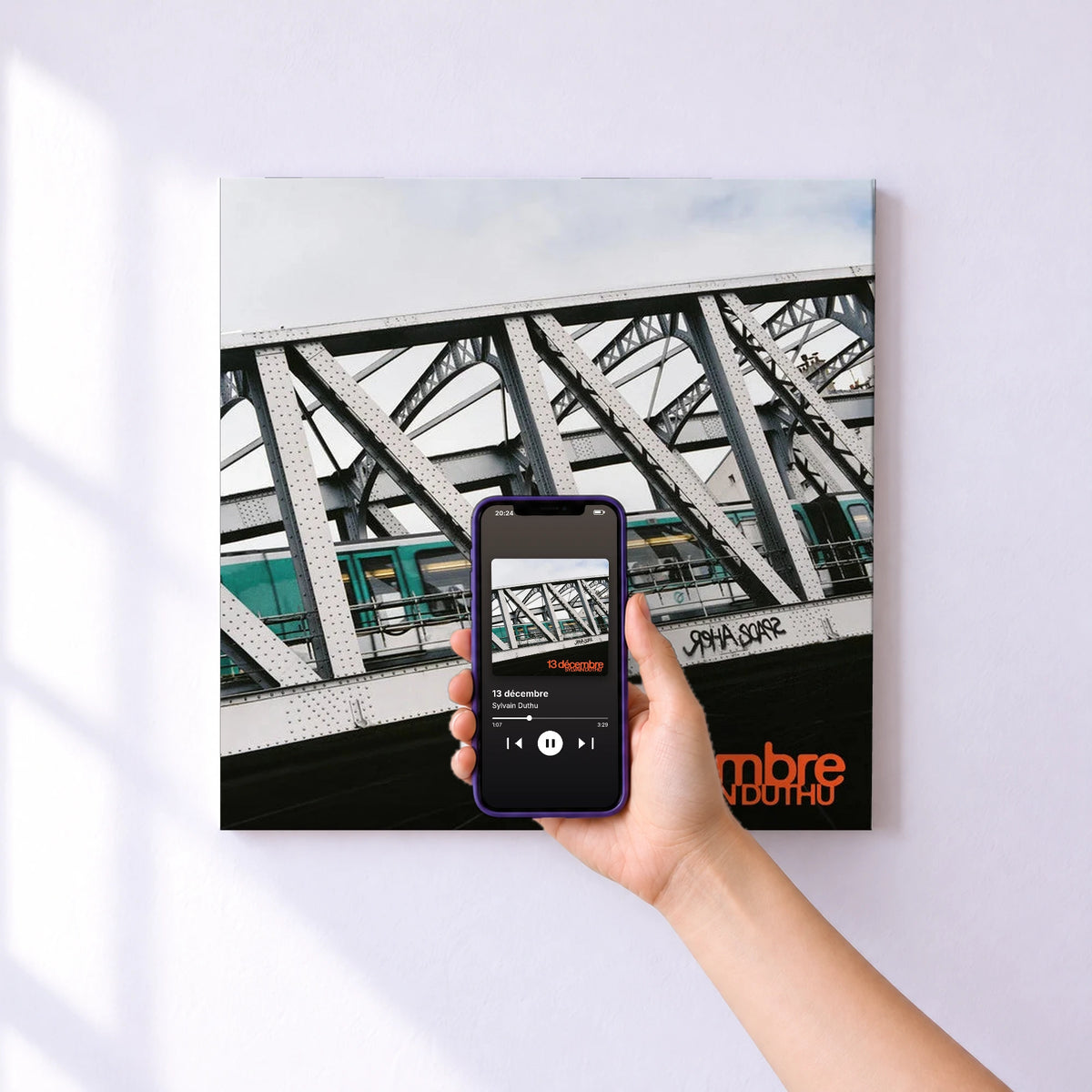 Affiche connectée 13 décembre de Sylvain Duthu au mur : l'album se lance en approchant le téléphone