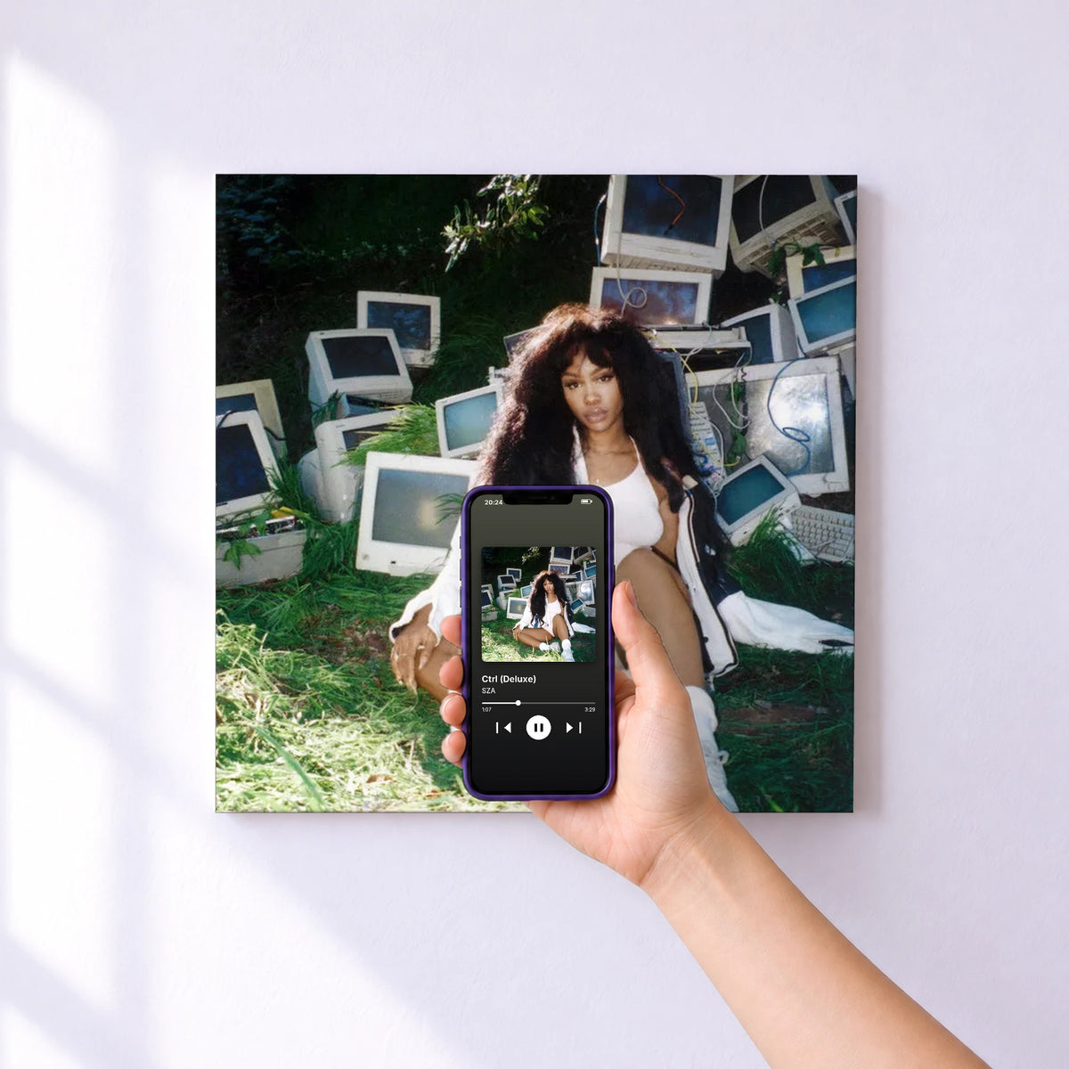 Affiche connectée Ctrl (Deluxe) de SZA au mur : l'album se lance en approchant le téléphone
