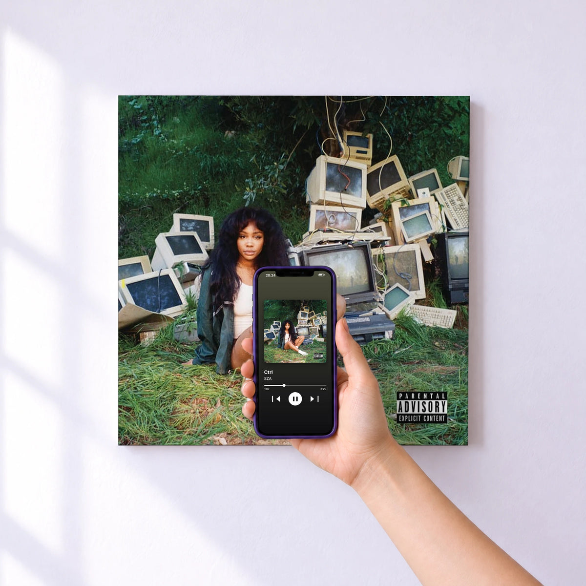 Affiche connectée Ctrl de SZA au mur : l'album se lance en approchant le téléphone