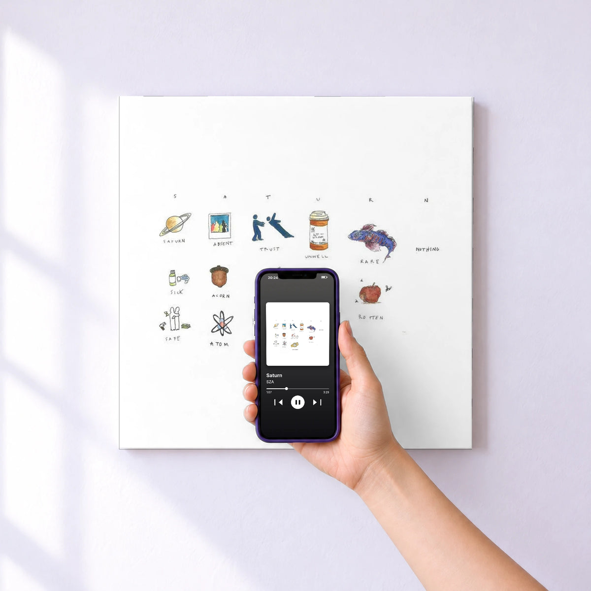Affiche connectée Saturn de SZA au mur : l'album se lance en approchant le téléphone