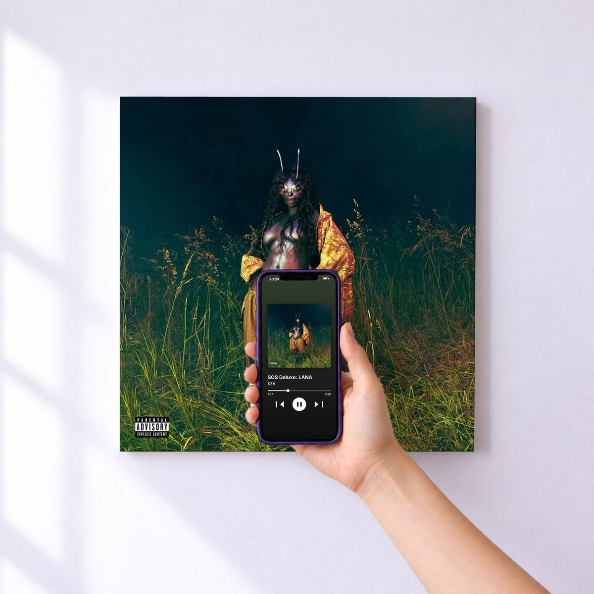 Affiche connectée SOS Deluxe: LANA de SZA au mur : l'album se lance en approchant le téléphone
