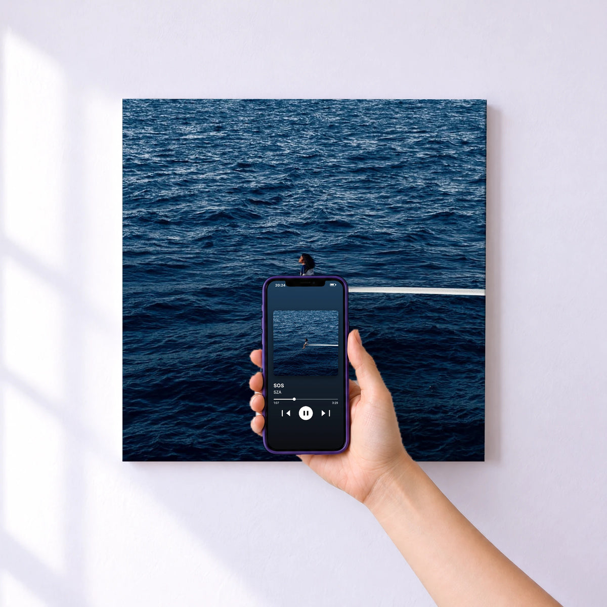 Affiche connectée SOS de SZA au mur : l'album se lance en approchant le téléphone