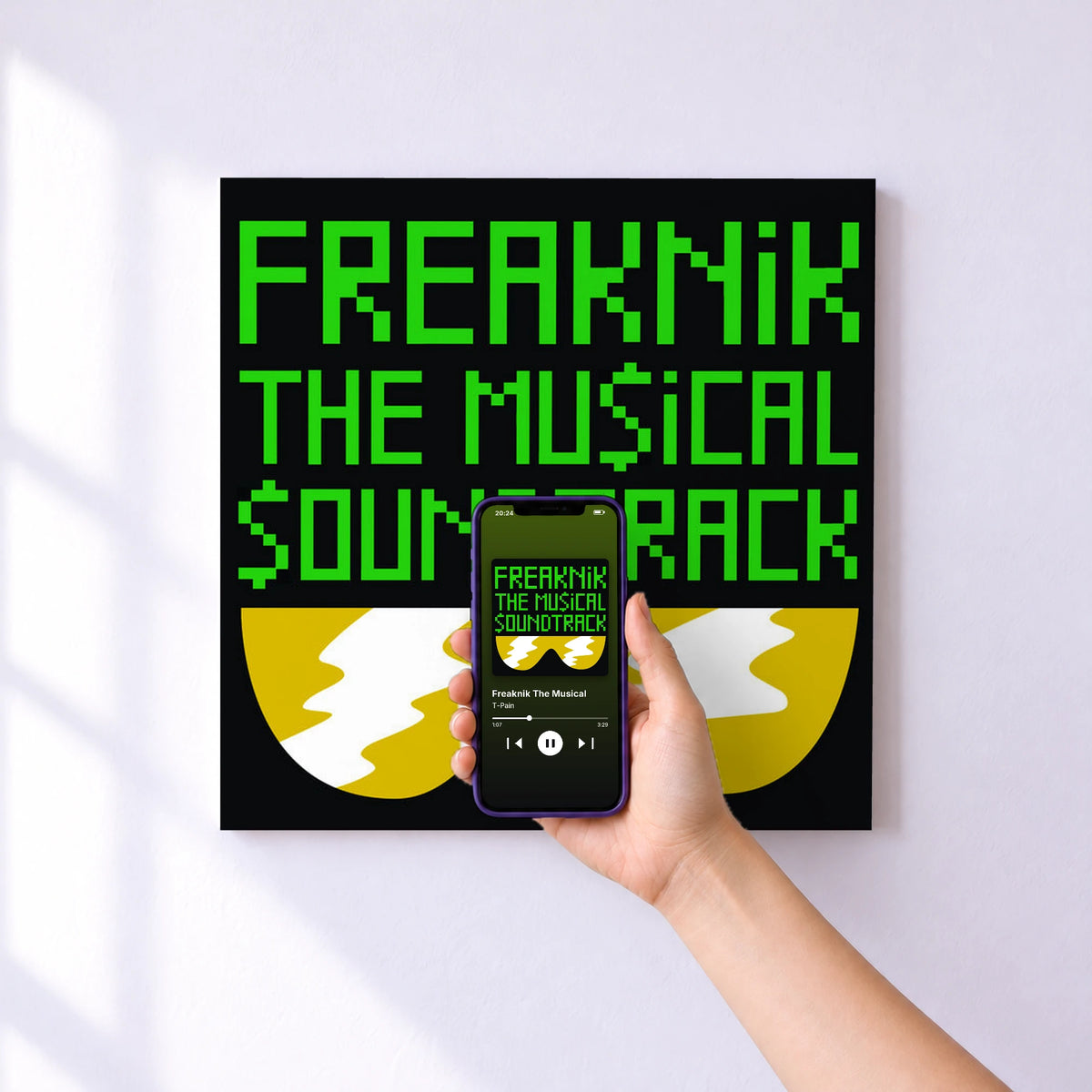 Affiche connectée Freaknik The Musical de T-Pain au mur : l'album se lance en approchant le téléphone