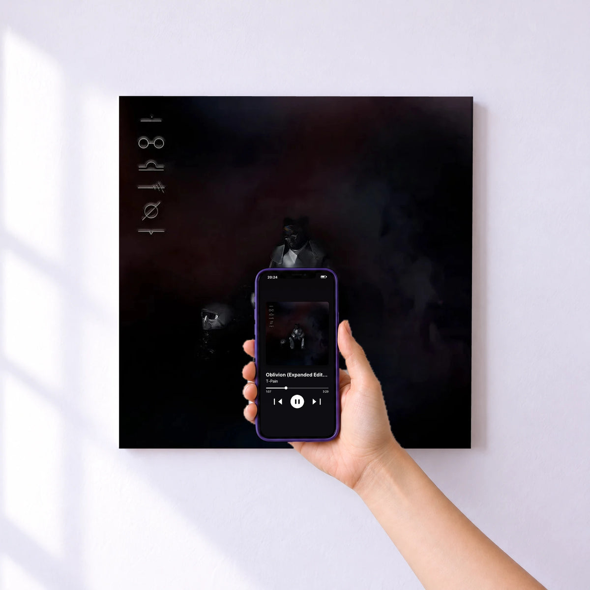 Affiche connectée Oblivion (Expanded Edition) de T-Pain au mur : l'album se lance en approchant le téléphone