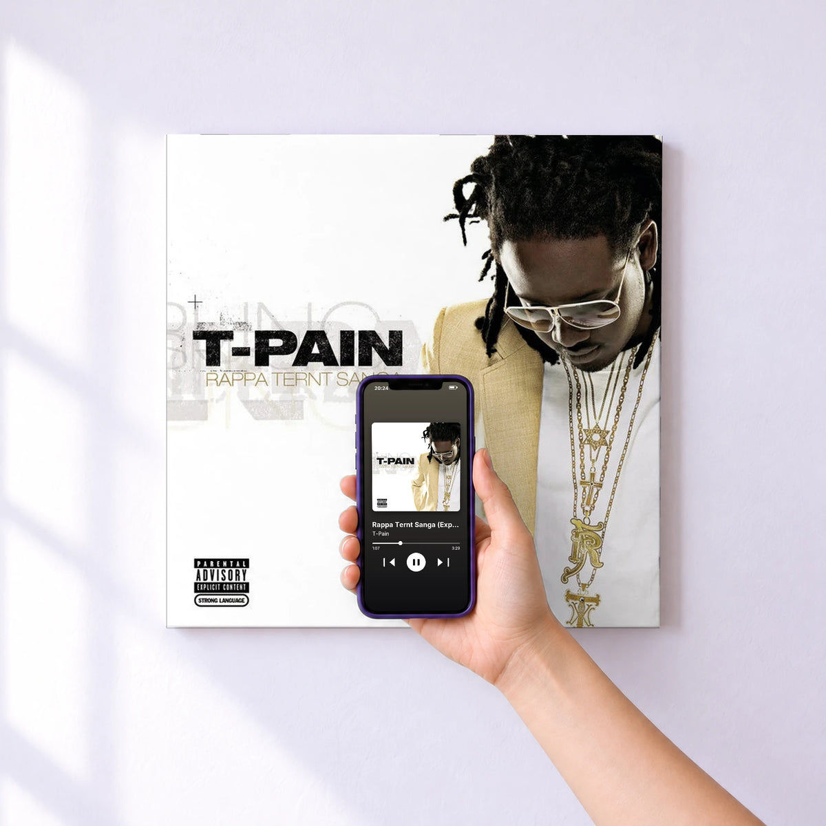 Affiche connectée Rappa Ternt Sanga (Expanded Edition) de T-Pain au mur : l'album se lance en approchant le téléphone