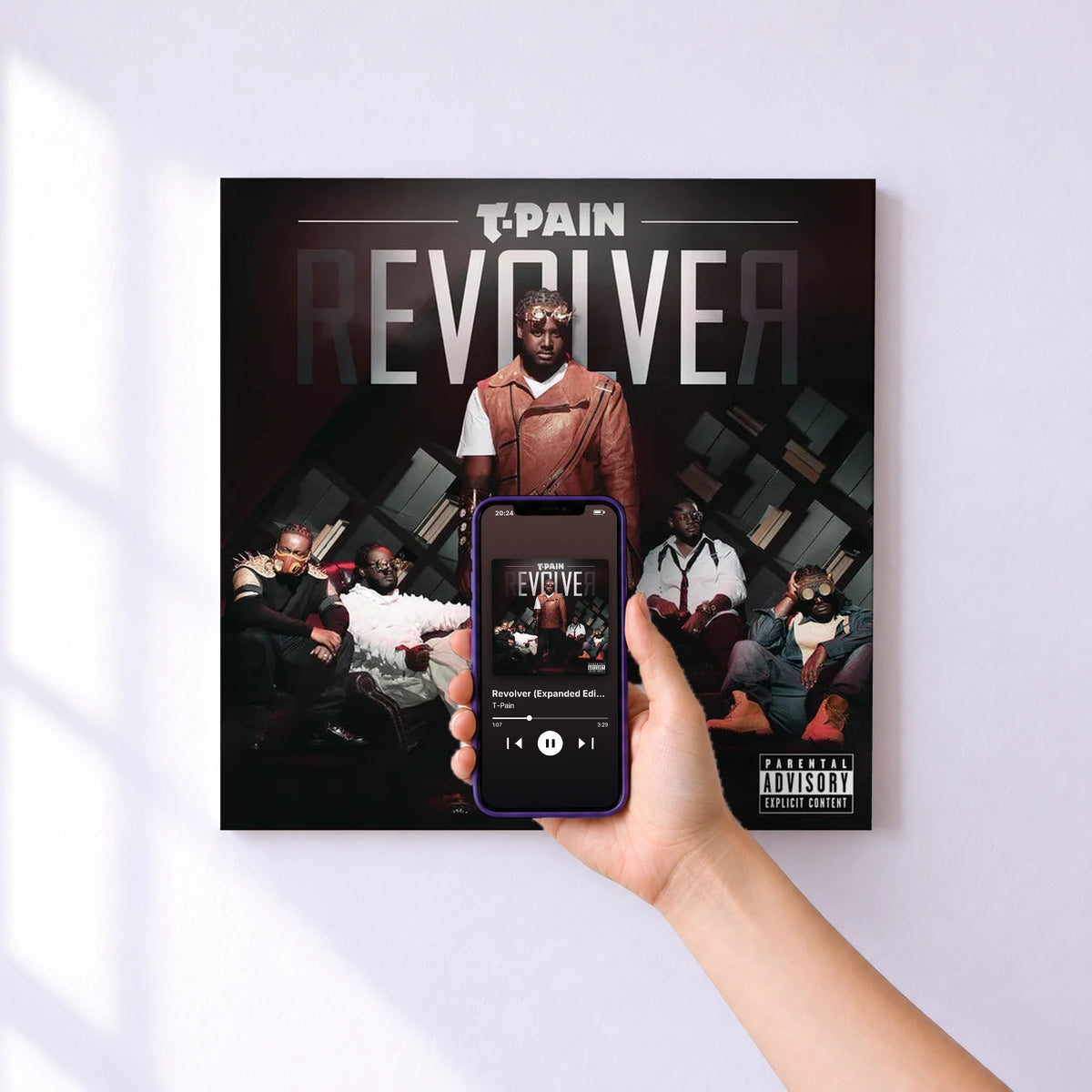 Affiche connectée Revolver (Expanded Edition) de T-Pain au mur : l'album se lance en approchant le téléphone