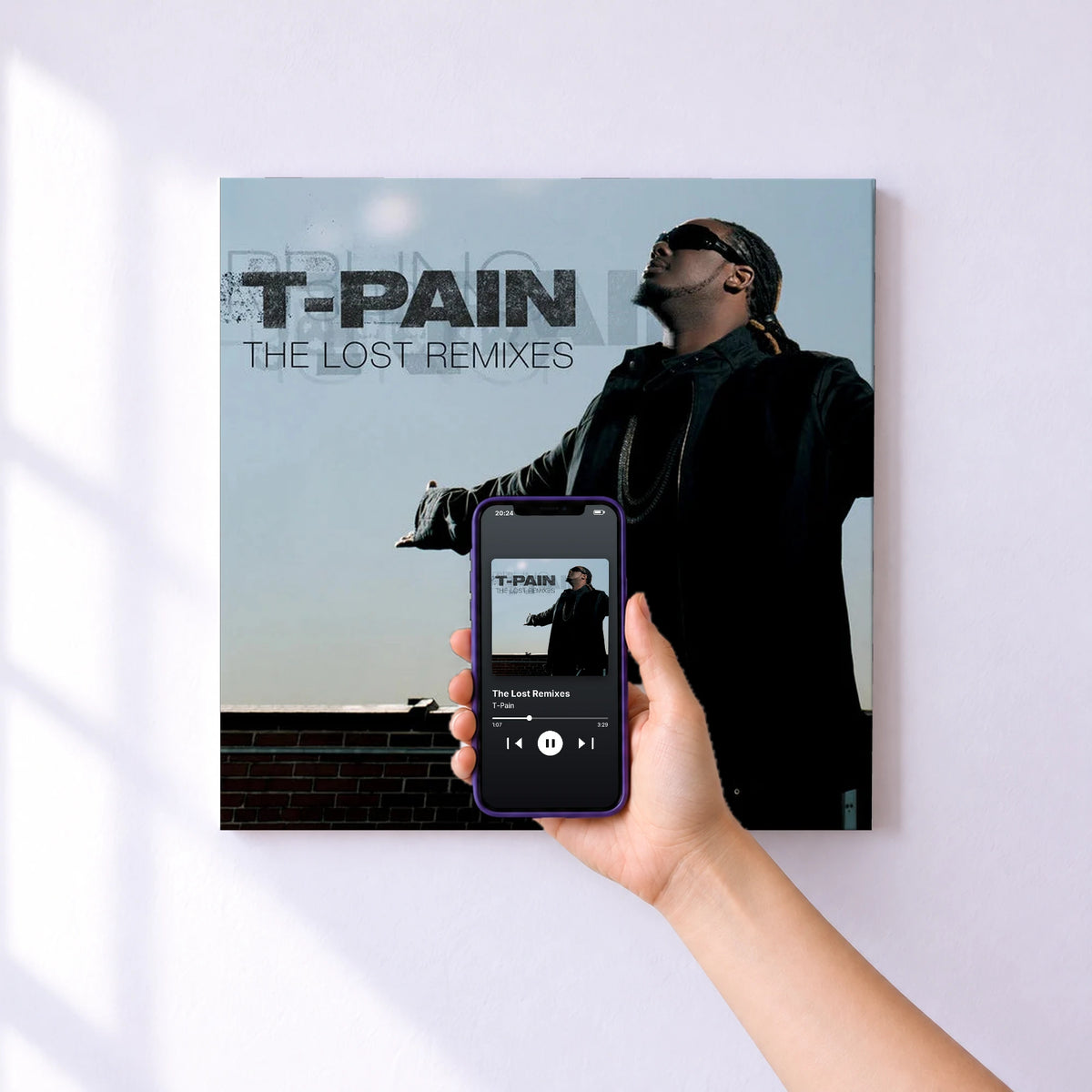 Affiche connectée The Lost Remixes de T-Pain au mur : l'album se lance en approchant le téléphone
