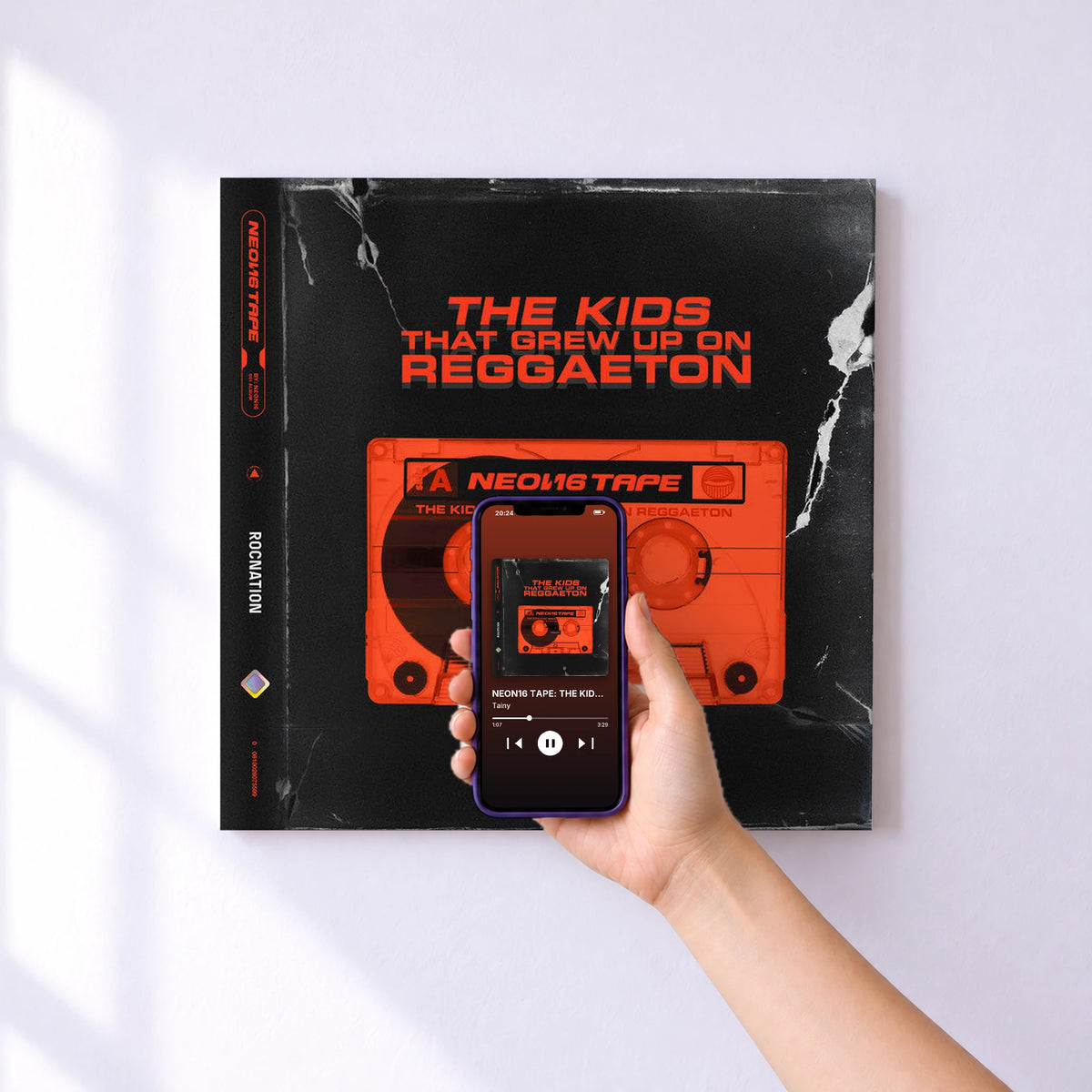 Affiche connectée NEON16 TAPE: THE KIDS THAT GREW UP ON REGGAETON de Tainy au mur : l'album se lance en approchant le téléphone