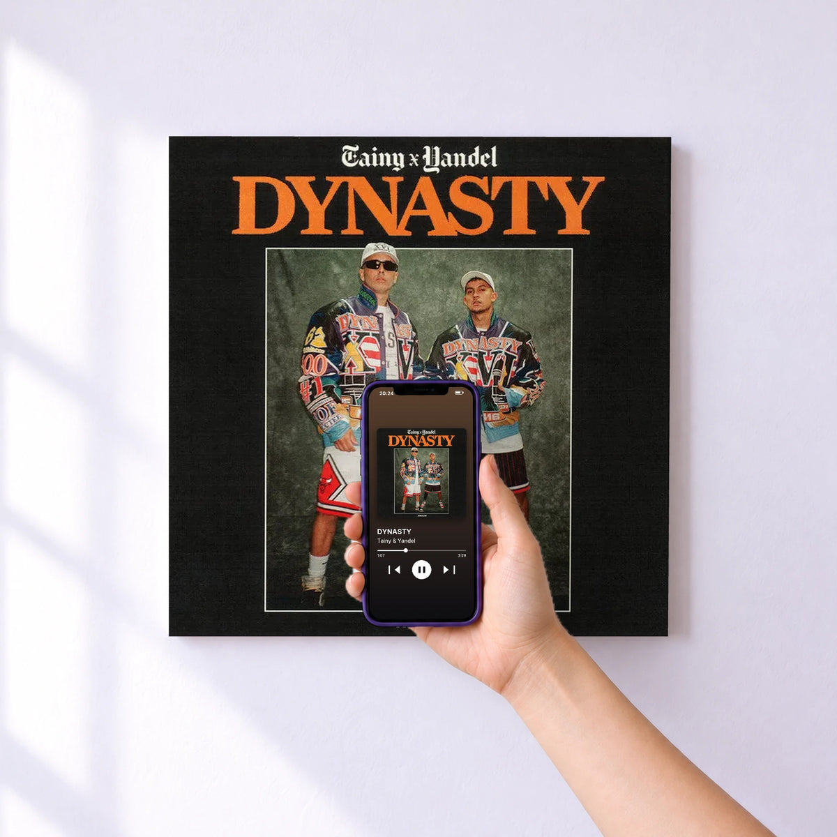 Affiche connectée DYNASTY de Tainy & Yandel au mur : l'album se lance en approchant le téléphone