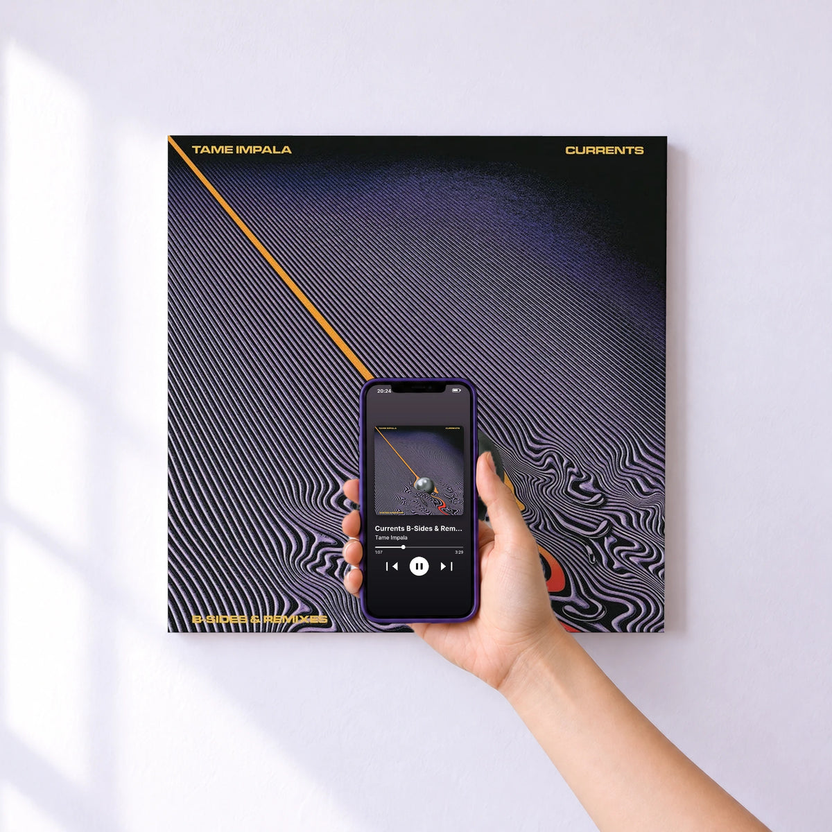 Affiche connectée Currents B-Sides & Remixes de Tame Impala au mur : l'album se lance en approchant le téléphone